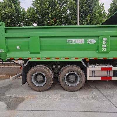 Χρησιμοποιούμενο φορτηγό σκουπιδιών Sinotruk 6X4 με υδραυλικό σύστημα υποβοηθούμενης τροχιάς