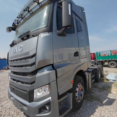 JAC 540 βαρύ φορτηγό 560HP 6X4 ελκυστήρας με καθίσμα ανάρτησης αέρα και υδραυλικό τιμόνι