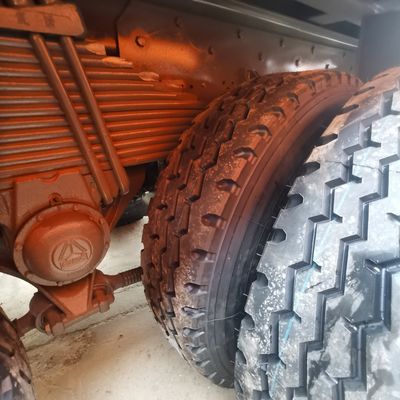 Βιομηχανική μεταφορά Sinotruck 6X4 Τελαχιστοφόρος με χωρητικότητα φόρτωσης 30 τόνων και ελαστικό
