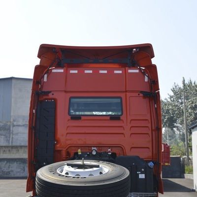 ZZ4257N3247E1H Σχεδιασμός ελαστικών χωρίς σωλήνες Sinotruck βαρύ φορτηγό τρακτέρ με δεξαμενή καυσίμου 1000L