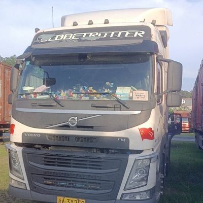 Σχεδιασμός ελαστικών χωρίς σωλήνα Volvo Tipper Dumper με καθίσμα αέρος ανάρτησης Carbon Steel Cargo Box