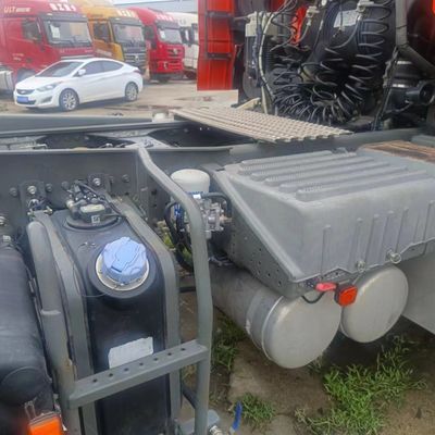 6×4 τροχιά οδήγησης FAW Τρακτέρ φορτηγό σε προσιτή χρηματοδότηση με Carbon Steel Cargo Box