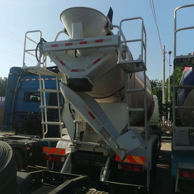 Υδραυλικό φορτηγό μικτήρα τσιμέντου εκτός δρόμου με προσαρμοσμένο χρώμα και απόδοση από την Sinotruk
