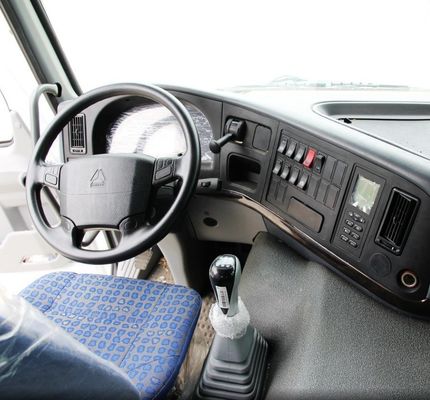 Προσαρμοσμένο σασί Sinotruk Υδραυλικό τιμόνι βαρύ φορτίο Μικρατήρα σκυροδέματος με ελαστικά