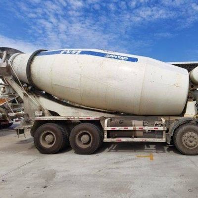 Προσαρμοσμένο αίτημα Sinotruk 8m3 Diesel Beton Mixer Truck με υδραυλικό τιμόνι