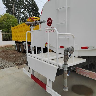 Σπρέιζινγκ Sinotruk HOWO 6X4 φορτηγό παράδοσης νερού με πακέτο ακαθάριστου βάρους 13570.000kg