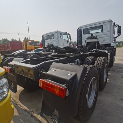 ZZ4257N3247E1H Sinotruk HOWO ρυμουλκούμενο ελκυστήρα με 600L δεξαμενή καυσίμου και καύσιμο