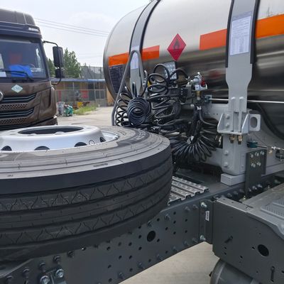 630HP Μεταφορικό φορτηγό τρακτέρ αερίου με ελαστικά και πιστοποίηση ISO από το πλαίσιο Sinotruk