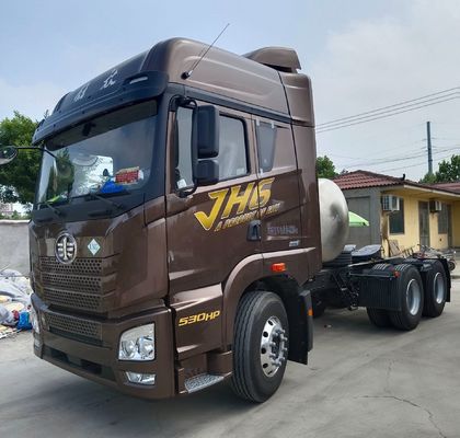 630HP Tubeless Power Steering Gas Tractor Trailer Truck 6*4 με φορτηγό κουτί από ανθρακούχο χάλυβα